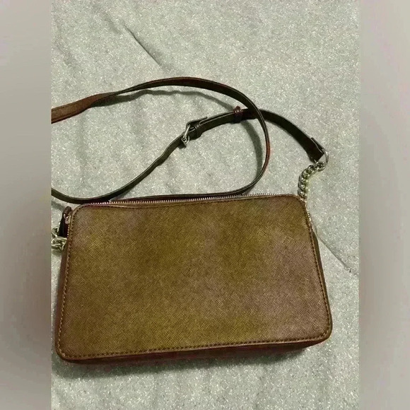 Nine West Crossbody brown with silver hardware. Snap closure and zipper pockets. - Picture 8 of 11